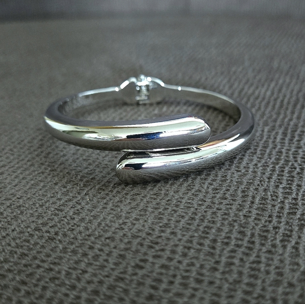 House🏠 of Harlow 1960 Silver🤍 Bypass Cuff Bracelet - NWT - Picture 13 of 16